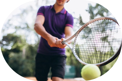 joueur de tennis frappant la balle en mouvement