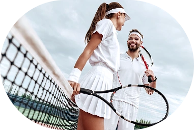 joueurs de tennis souriant près du filet avec raquettes