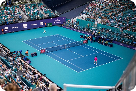 match de tennis dans un grand stade avec public